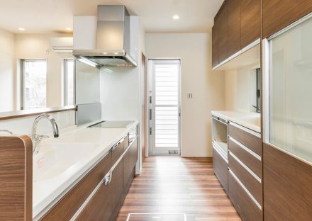 名古屋市名東区の注文住宅の収納たっぷり木目調パネルのキッチンの新築写真