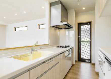 名古屋市瑞穂区の平屋の新築注文住宅の勝手口が横にあり、使いやすいオープンキッチン