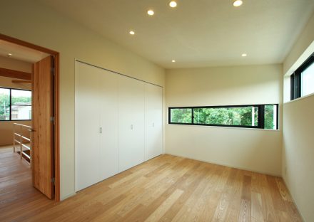 名古屋市守山区の注文住宅の横長の窓がおしゃれな洋室