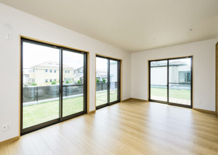 名古屋市瑞穂区の平屋の新築注文住宅の庭につながる窓が並ぶ洋室