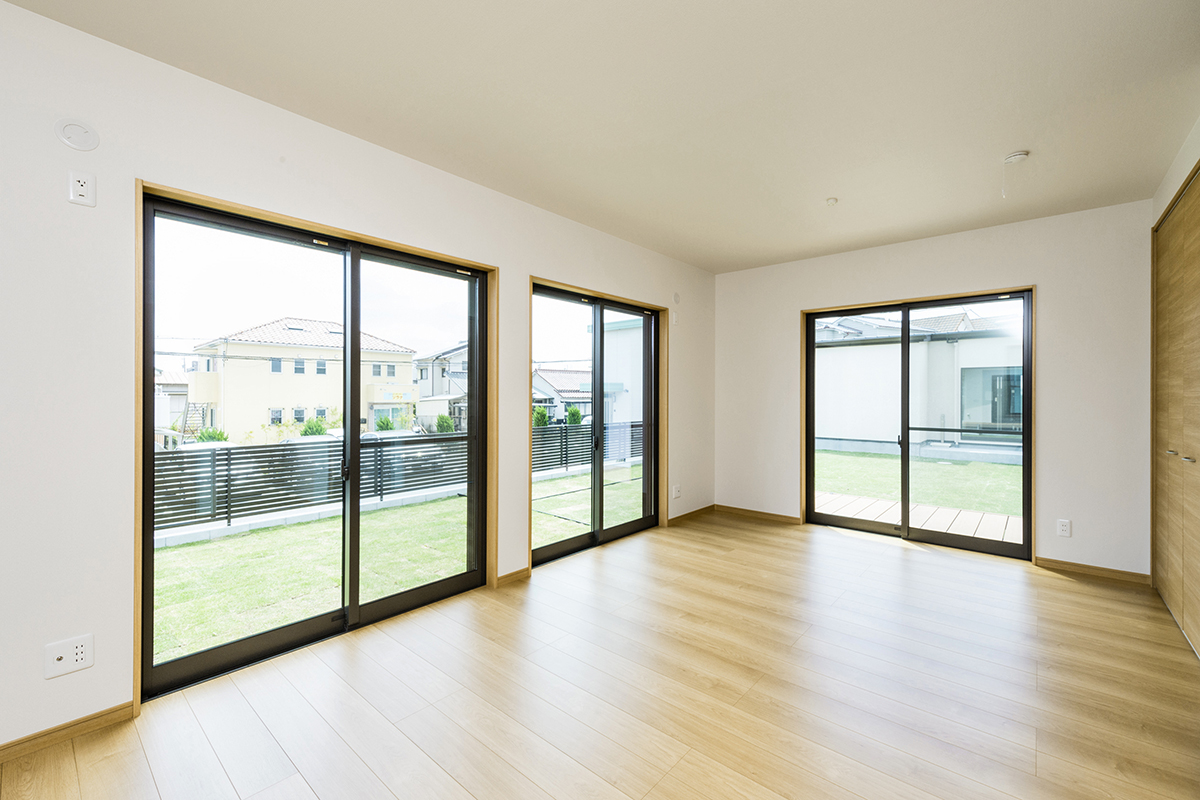 名古屋市瑞穂区の平屋の新築注文住宅の庭につながる窓が並ぶ洋室