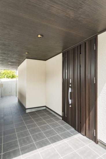 名古屋市瑞穂区の平屋の新築注文住宅のダークブラウンのドアが落ち着いた雰囲気を出す玄関
