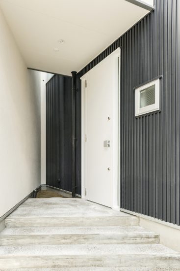 名古屋市千種区の注文住宅の直線的なデザインの玄関