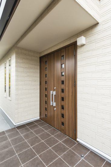 名古屋市名東区の注文住宅の両開きの木の扉が付いた玄関写真