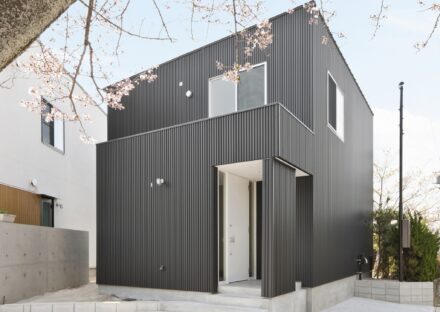 名古屋市守山区の注文住宅の外壁が黒のガルバリウム鋼板のシンプルでおしゃれな外観デザイン