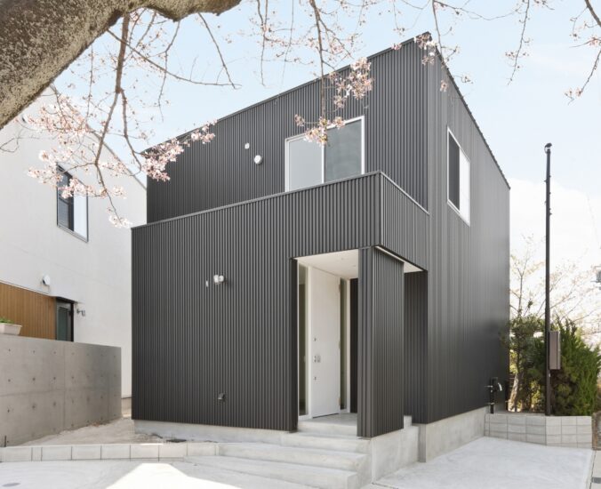 名古屋市守山区の注文住宅の外壁が黒のガルバリウム鋼板のシンプルな外観デザイン