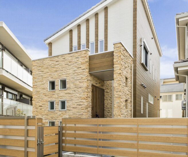 名古屋市名東区の注文住宅のエントランスの彫りの深い石積みサイディングが印象的なデザイン