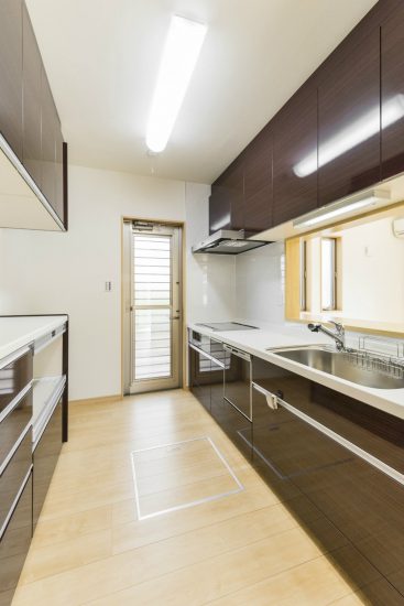 名古屋市名東区の注文住宅の勝手口が横にある収納の多いシステムキッチン