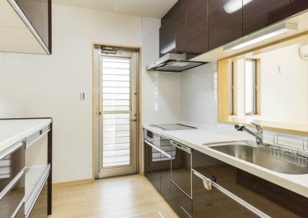 名古屋市名東区の注文住宅の勝手口が横にある収納の多いシステムキッチン