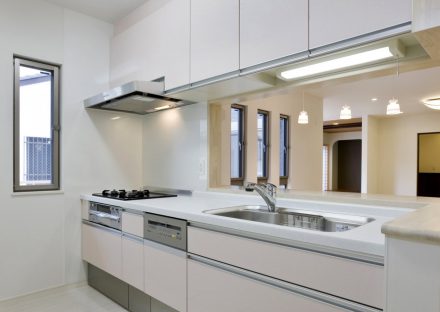 名古屋市東区の注文住宅の吊戸棚の付いた広さのあるキッチン