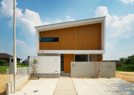 名古屋市守山区の注文住宅の袖壁やひさしの凹凸により陰影ある外観デザイン