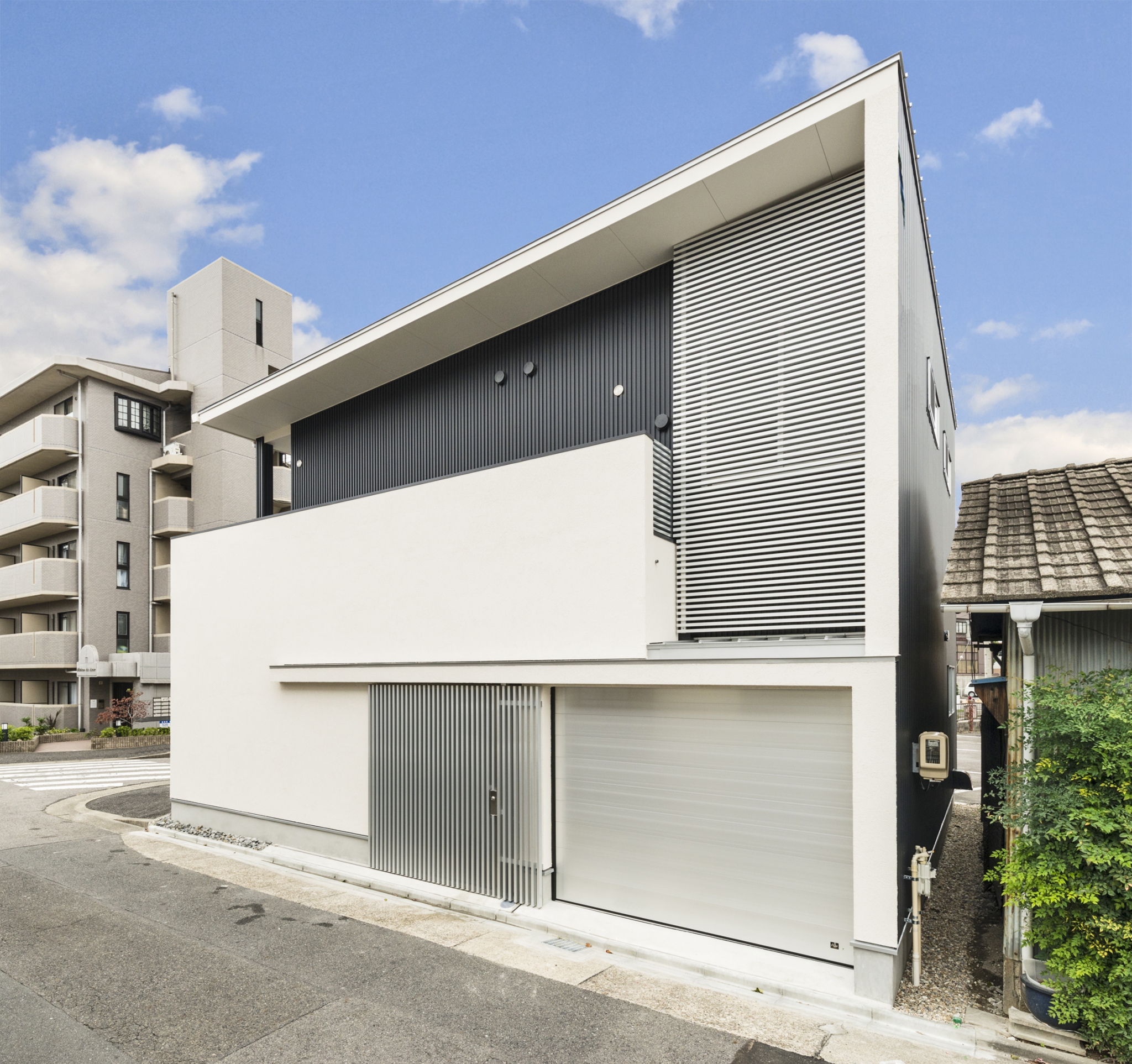 名古屋市千種区の直線で構成されたモノトーン配色と金属の光沢でカッコいいガレージハウス