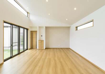 名古屋市瑞穂区の平屋の新築注文住宅の両側に窓のある明るいリビングダイニング