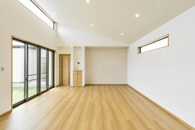 名古屋市瑞穂区の平屋の新築注文住宅の両側に窓のある明るいリビングダイニング