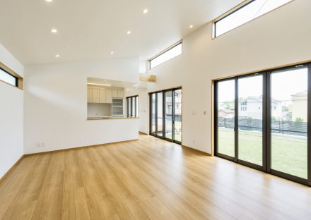 名古屋市瑞穂区の平屋の新築注文住宅の前面が庭に面しているために、開放的で明るく気持ちの良いリビング