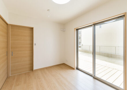 名古屋市名東区の注文住宅のウッドデッキがついた洋室