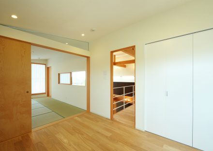 名古屋市守山区の注文住宅の長押の上の三角がおしゃれな和室＆洋室