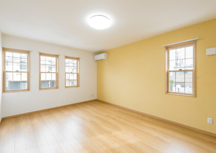 名古屋市名東区の注文住宅の温かみのある色合いの洋室