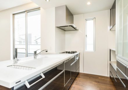 名古屋市千種区の注文住宅の収納たっぷりの落ち着いた色合いのオープンキッチン