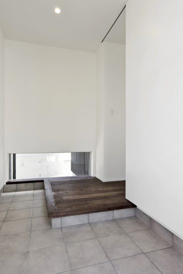 名古屋市守山区の注文住宅の地窓がある広々とした玄関ホール