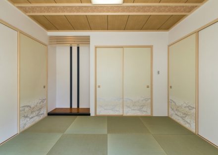 名古屋市名東区の注文住宅のヘリなし畳と床の間がモダンなデザインの和室写真