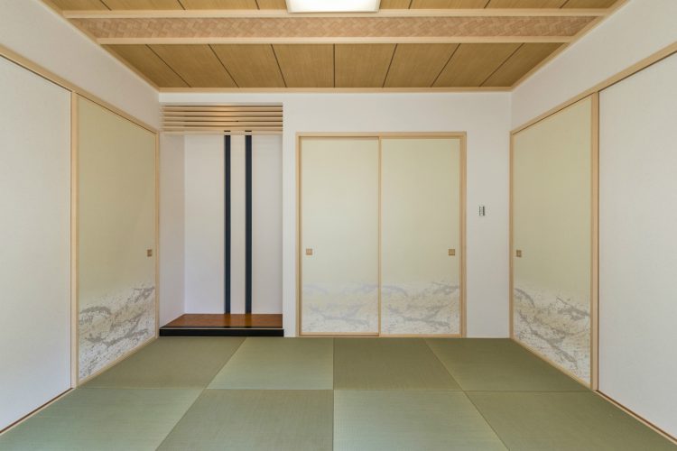名古屋市名東区の注文住宅のヘリなし畳と床の間がモダンなデザインの和室写真