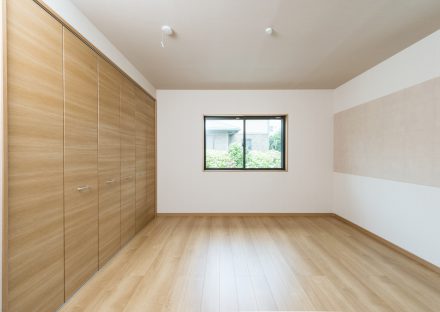 名古屋市瑞穂区の平屋の新築注文住宅の壁一面がクローゼットの洋室