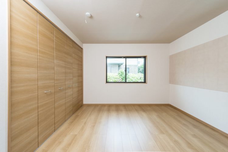 名古屋市瑞穂区の平屋の新築注文住宅の壁一面がクローゼットの洋室