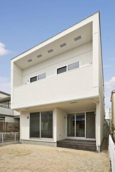 名古屋市名東区の注文住宅の大きなひさしが、夏の暑い日差しは遮る外観デザイン