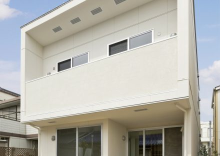 名古屋市名東区の注文住宅の大きなひさしが、夏の暑い日差しは遮る外観デザイン