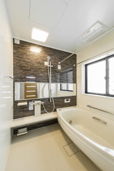名古屋市瑞穂区の平屋の新築注文住宅の高級感と奥行きを感じるワイドミラーの付いた広々としたバスルーム