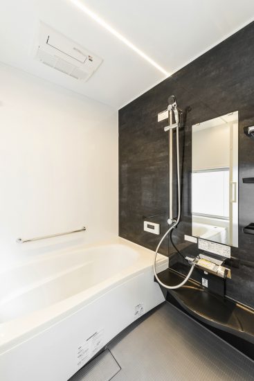 名古屋市千種区の注文住宅の広々としたバスルーム