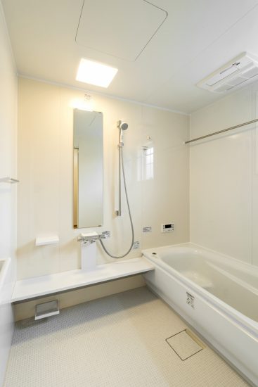 名古屋市名東区の注文住宅の白で統一されたゆったりとしたバスルーム