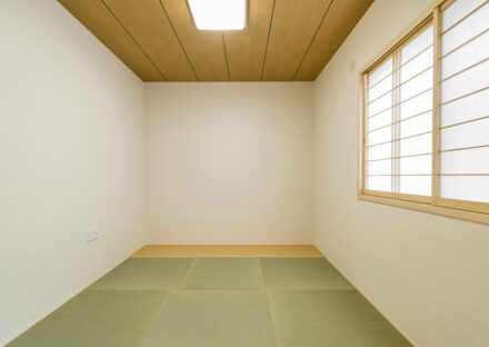 名古屋市瑞穂区の平屋の新築注文住宅の障子の付いた窓のあるシンプルな和室