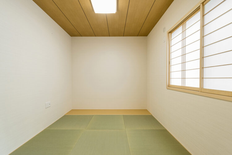名古屋市瑞穂区の平屋の新築注文住宅の障子の付いた窓のあるシンプルな和室