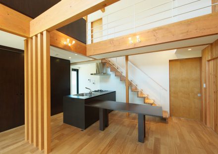 名古屋市守山区の注文住宅の吹き抜け、アイランドキッチン、リビング階段があるLDK