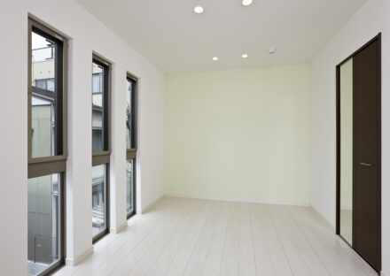 名古屋市東区の注文住宅の3つの並んだ窓で明るい洋室