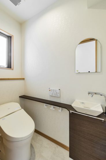 名古屋市瑞穂区の平屋の新築注文住宅の鏡と手洗い場付きトイレ