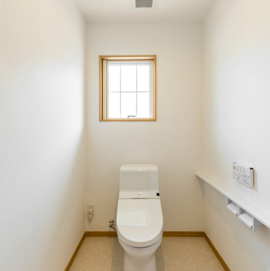 名古屋市名東区の注文住宅の白で統一されたトイレ