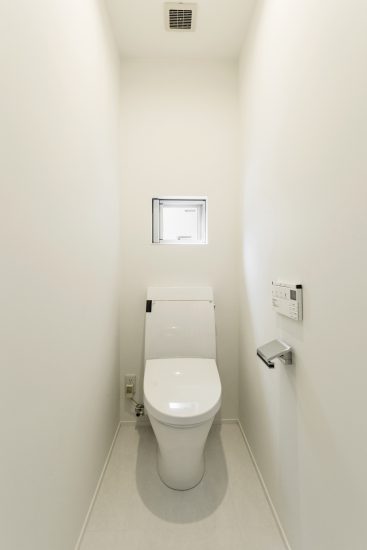 名古屋市千種区の注文住宅のシンプルな窓付きトイレ