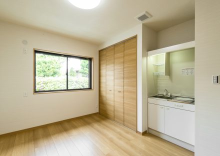 名古屋市瑞穂区の平屋の新築注文住宅のミニキッチンのついた洋室