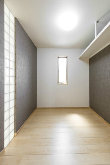 名古屋市名東区の注文住宅の落ち着いた色づかいの棚付きの納戸