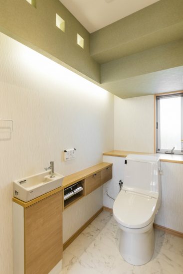 名古屋市名東区の注文住宅のおしゃれな手洗い場付きトイレ