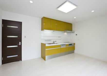 名古屋市東区の注文住宅の黄色のキッチンが特徴的なLDK