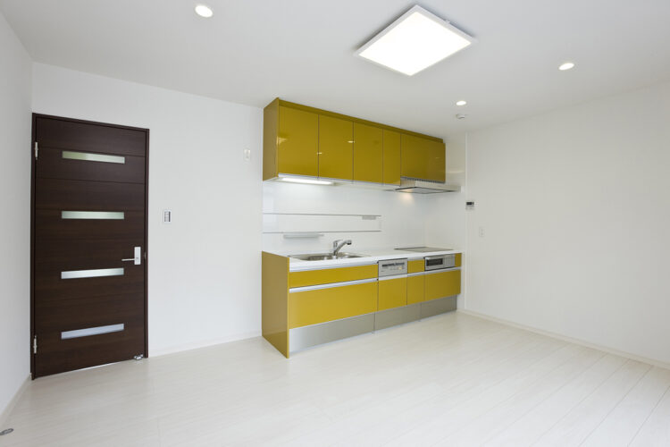 名古屋市東区の注文住宅の黄色のキッチンが特徴的なLDK