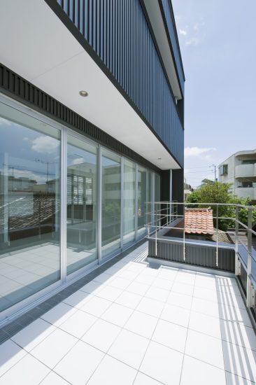 名古屋市千種区の鉄骨造3階建てデザイン注文住宅の明るくて広いテラス