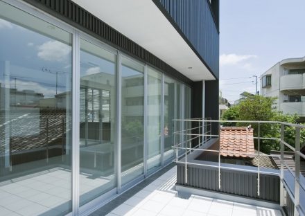 名古屋市千種区の鉄骨造3階建てデザイン注文住宅の明るくて広いテラス