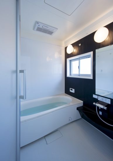 名古屋市千種区の鉄骨造3階建てデザイン注文住宅のモノトーンの広々としたバスルーム