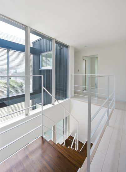名古屋市千種区の鉄骨造3階建てデザイン注文住宅の外からの光が入り明るい稲妻階段