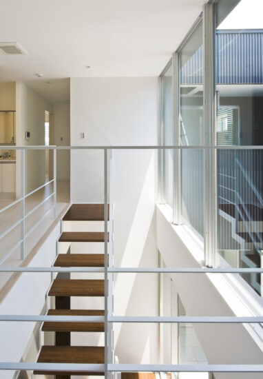 名古屋市千種区の鉄骨造3階建てデザイン注文住宅の開放感のある階段